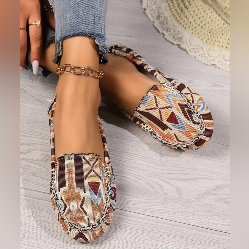 Stylish Women's Patterned Loafers - Picture 4 of 5